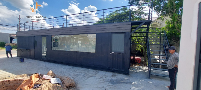 Container cafe 40 feet màu đen khung kính có sân thượng tại Bình Dương