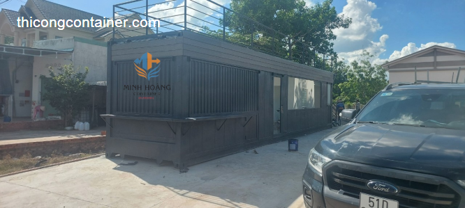 Container cafe 40 feet màu đen khung kính có sân thượng tại Bình Dương-1