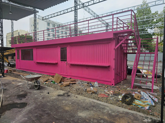 Container cafe 40 Feet có sân thượng hồng pastel