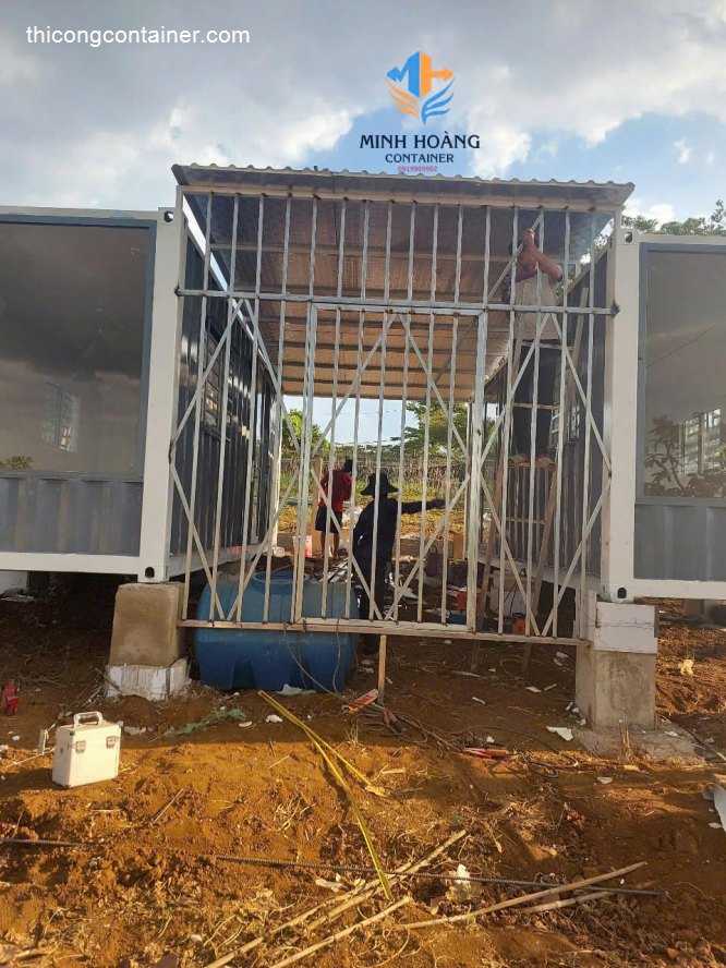 Hai văn phòng container 20 feet khung kính-2