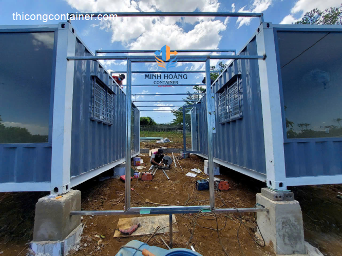 Hai văn phòng container 20 feet khung kính-4